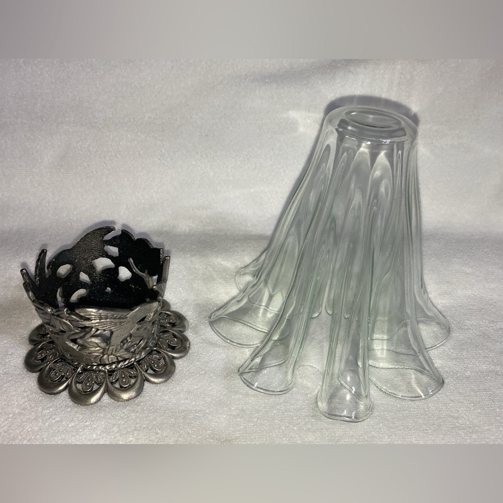 VINTAGE GREEN TINTED GLASS RUFFLED HANDKERCHIEF VASE WITH HUMMINGBIRD BASE - Picture 12 of 14